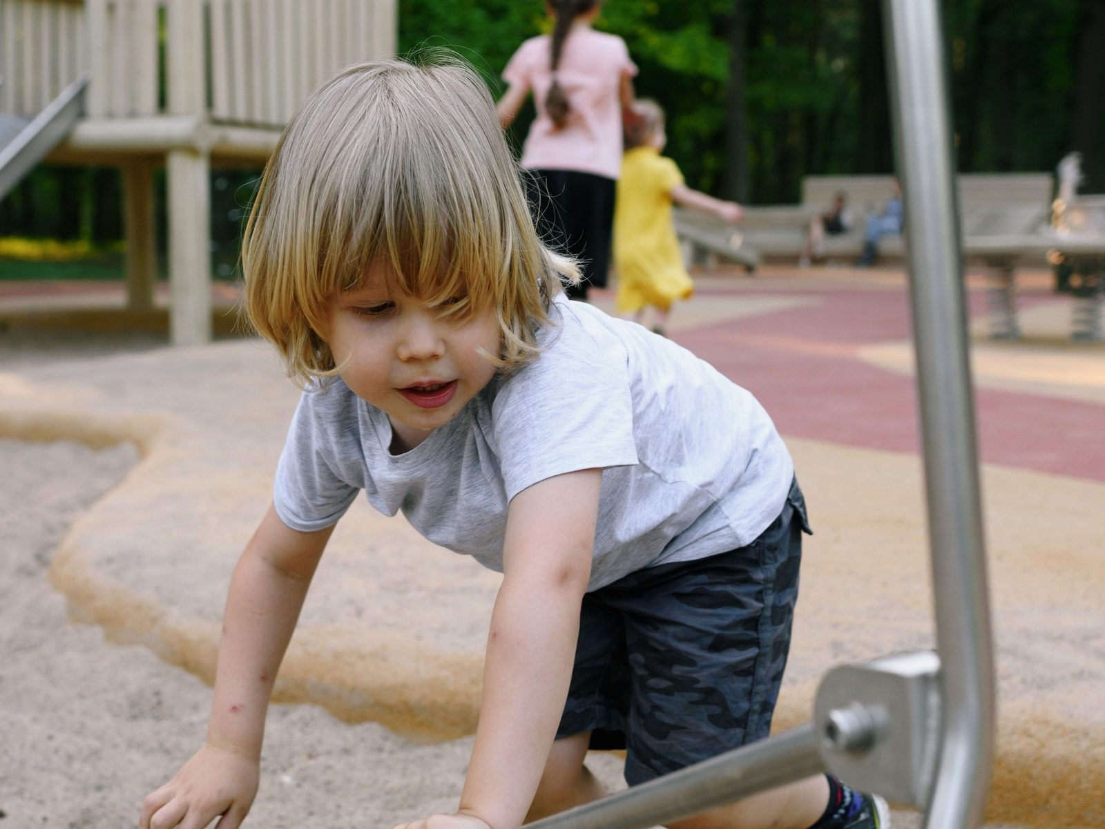 Ein Kind spielt versunken auf einem Spielplatz